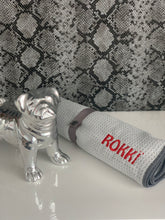 Lade das Bild in den Galerie-Viewer, Mascosana - Pet Towel - personalisierts, saugstarkes Handtuch für Hunde, Katzen und Pferde - in grau mit farbiger Beschriftung
