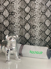 Lade das Bild in den Galerie-Viewer, Mascosana - Pet Towel - personalisierts, saugstarkes Handtuch für Hunde, Katzen und Pferde - in grau mit farbiger Beschriftung

